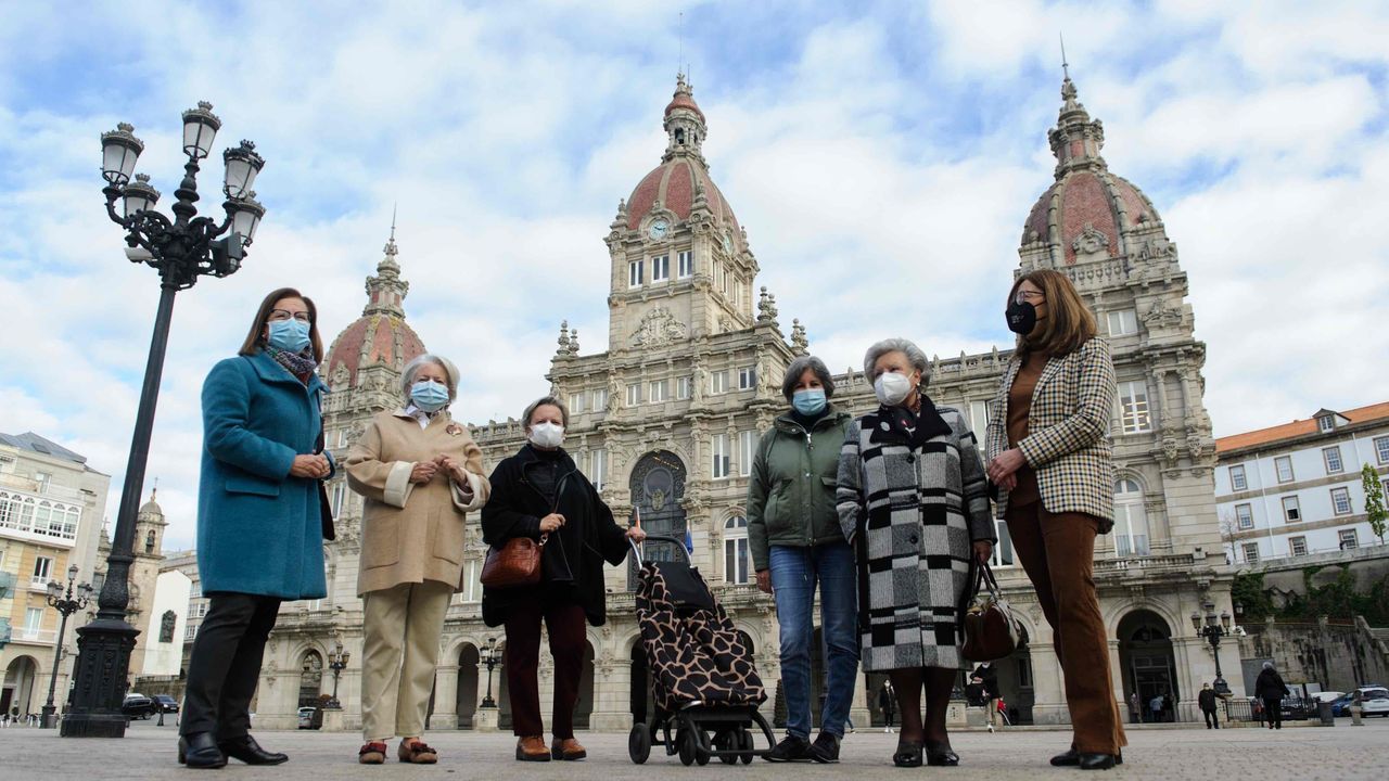El desarrollo urban&iacute;stico de Someso.Mascarilla ensangrentada de uno de los heridos en la pelea