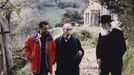 Garci charla con los actores Rafael Alonso y Fernando Fernán Gómez, en una foto tomada en 1997 en un descanso del rodaje en Asturias del filme «El abuelo».