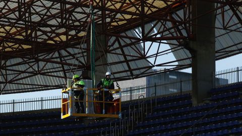 Arreglos en la cubierta del estadio de Riazor