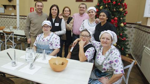 En la imagen, el equipo de la Cocina Económica, donde hoy se sirve una comida y una cena especial de Nochebuena