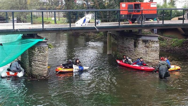 Los ni�os, disfrutando de las piscinas del Aquapark cercedense en la fiesta de clausura de Ecovoz celebrada el a�o pasado. 
