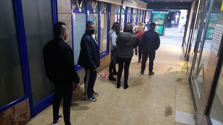 Colas este martes por la tarde para comprar décimos en Loterías Monforte, en las galerías de la calle Cardenal