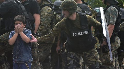 Fuerzas de seguridad fronterizas tras romperse el cordn de fuerzas especiales de la polica para cruzar a Macedonia