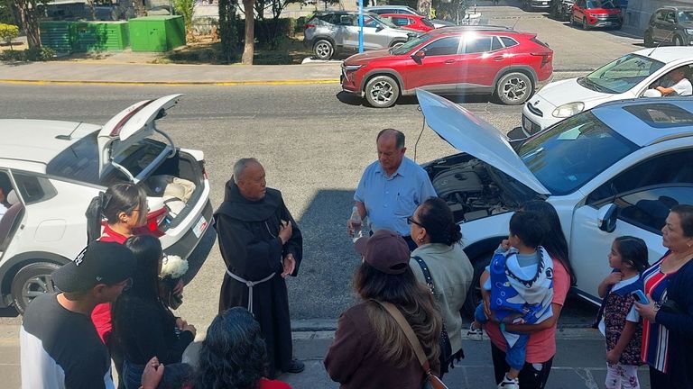 El gallego que lleva 500 años bendiciendo coches mexicanos