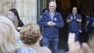 El prroco fue recibido con aplausos y abrazos a la salida de la misa, el domingo en la iglesia de Santiago, en Pontedeume