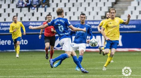 Carlos Hernndez despeja un baln en el Real Oviedo-Cdiz de esta temporada