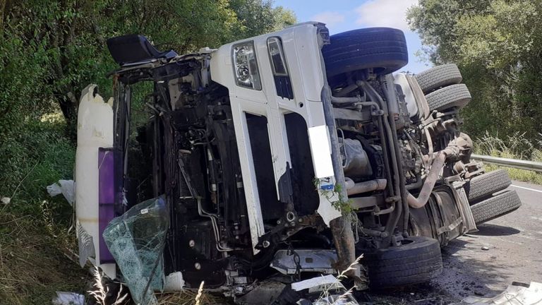 Camión accidentado a la altura de Foxados, en Curtis.