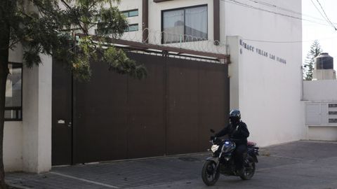 Exterior de la casa del empresario espaol asesinado en Mxico