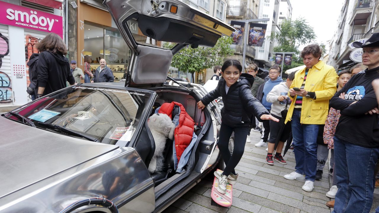 Expectacin ante la llegada del mtico DeLorean a Vilagarca.Los barcos estuvieron expuestos en el patio del centro Torrente Ballester