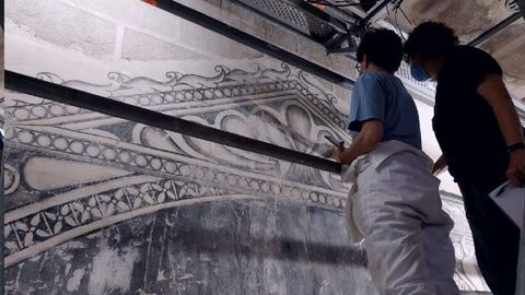 Tcnicos del IPCE trabajando en el mural que form parte del mauseleo del cuarto conde de Lemos