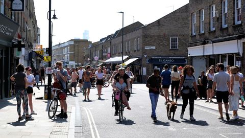 La gente pasea y va en bicicleta por Broadway Market, en Londres 