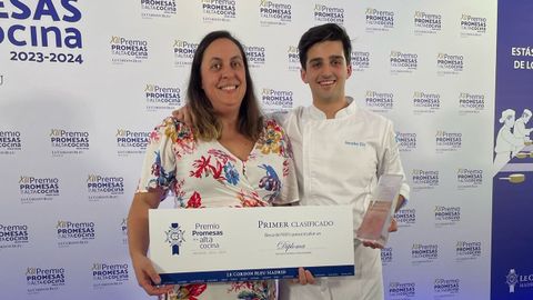 Jacobo Diz Gmez, ganador del XII Premio Promesas de la Alta Cocina de Le Cordon Bleu Madrid, con su profesora del CIFP Paseo das Pontes, la cocinera Bea Sotelo