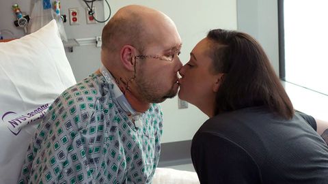 Aaron James de Hot Springs, Arkansas, besa a su esposa Meagan por primera vez después de someterse a la cirugía para el primer trasplante de ojo completo del mundo
