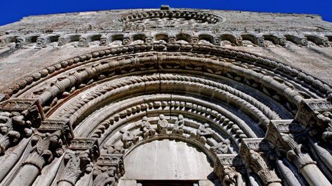 Otro aspecto de la fachada de la iglesia de Santo Estevo de Ribas de Miño