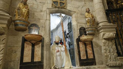 El arzobispo de Santiago, Julián Barrio, entra en la catedral por la Puerta Santa