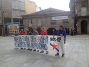 ...Un grupo de manifestantes ha colocado una pancarta ante el Concello porri�es