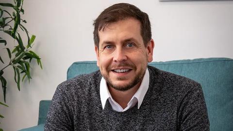 Aar�n Fern�ndez del Olmo acaba de publicar El cerebro hackeado, un libro acerca de c�m los m�viles alteran nuestra conducta.