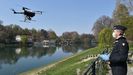 Un polica italiano maneja un dron en Turin para controlar que se cumplen las medidas de confinamiento
