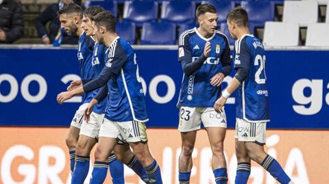 Los jugadores del Oviedo celebran el 1-0 al Espanyol, con Bretones felicitando a Masca