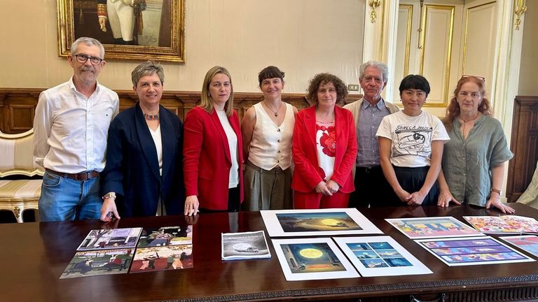 «El hombre y la luna», dos italianos Risari e Domeniconi, gaña o Premio Compostela de Álbums Ilustrados