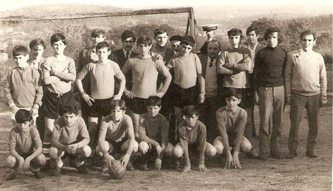 Xogadores e directivos do Sp. Zas no ano 1971 formando o club Calor HD. <span lang= es-es >foto</span><span lang= es-es > cedida por miones coco</span>