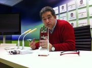 Lores, con el premio en la sala de prensa del Concello