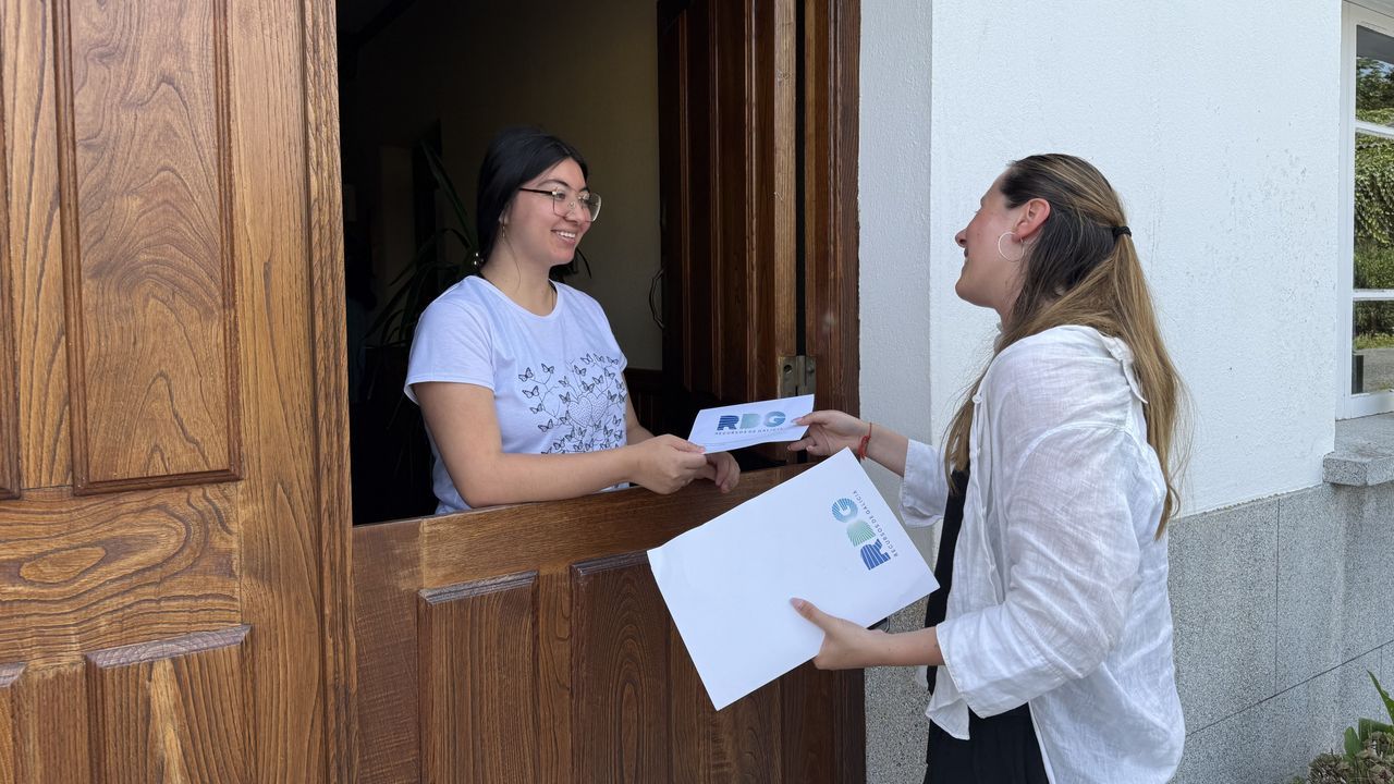 Personal de RdG entregando este martes las notificaciones de los descuentos en domicilios particulares