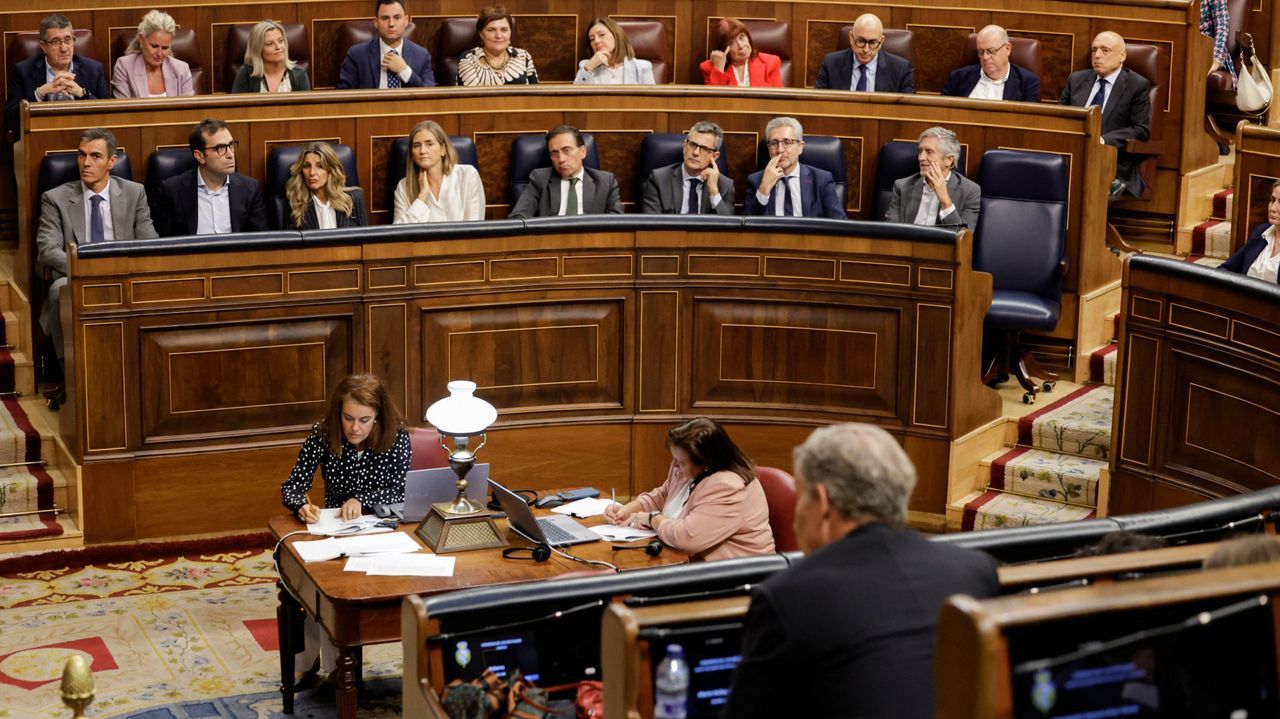 Antonio Porteiro, Xograr de Outono do FIOT: todas as imaxes.Pedro S&aacute;nchez mira a Alberto N&uacute;&ntilde;ez Feijoo durante una intervenci&oacute;n de l&iacute;der popular en el Congreso.