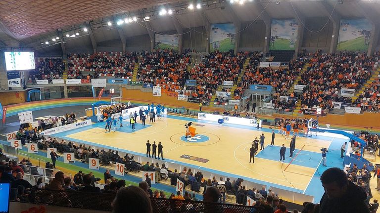 Las arrugas del Palacio de los Deportes: «La luz es deficiente, pero lo más preocupante es el estado de la instalación eléctrica»