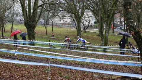 Fiesta del ciclocrs en Maceda.El Campeonato de Galicia de la modalidad invernal tuvo un escenario impactante en la villa ourensana