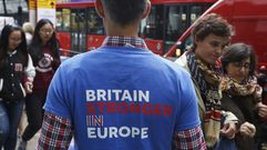 Un activista a favor de la permanencia en la UE reparte publicidad en Londres