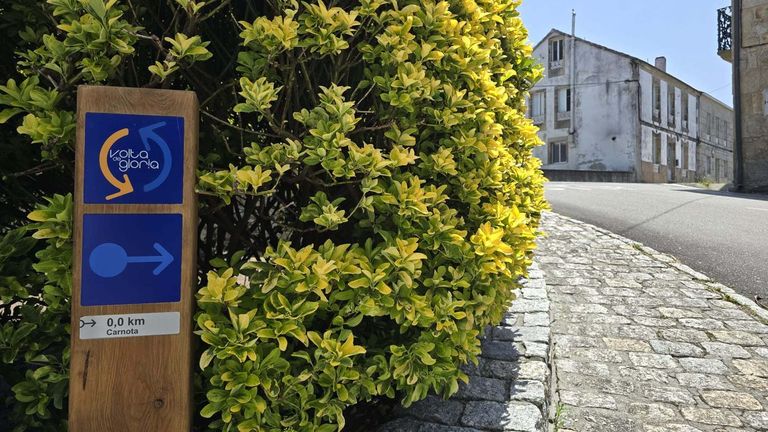 La ruta jacobea circular Volta de Gloria avanza con la instalación de su señalización en Carnota y Cee