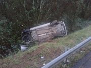 Uno de los turismos, que qued� volcado tras el choque