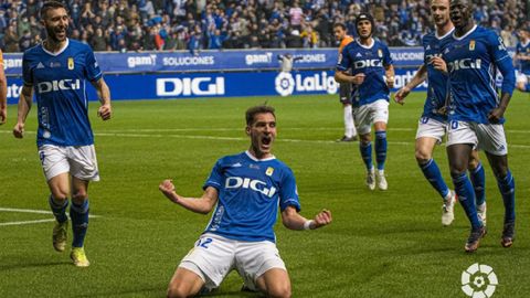 Dani Calvo celebra el 1-0 del Oviedo al Fuenlabrada