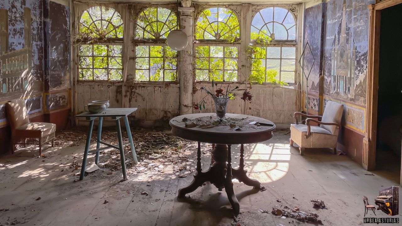 Imagen de una casa abandonada donde todav�a permanecen�intactos elementos como el florero.