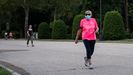 Una mujer hace deporte en el recién reabierto Parque del Retiro de Madrid