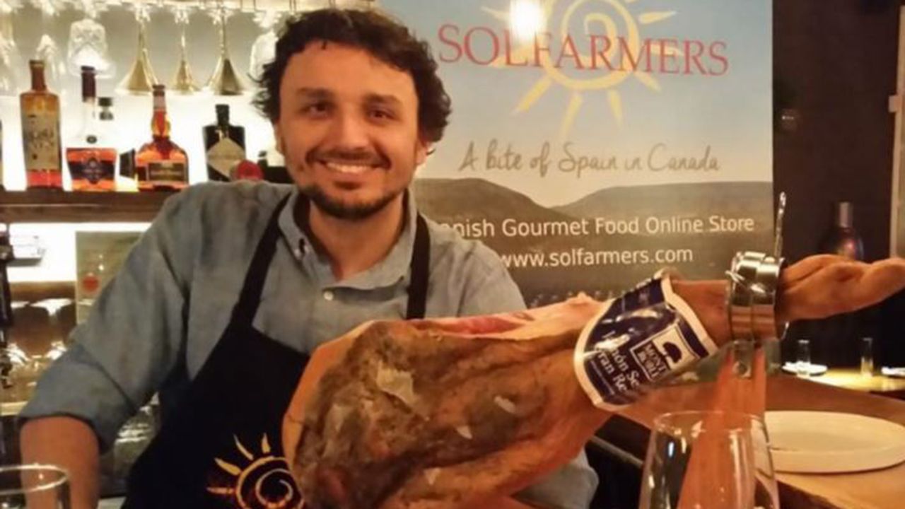 �lvaro Gonz�lez Polledo con uno de sus productos importados