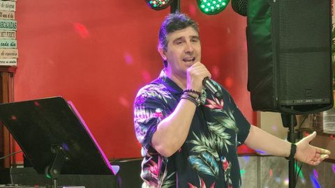 El cantante barbanzano actuando el pasado fin de semana en un restaurante en Coristanco.