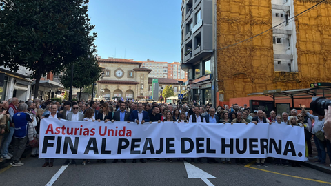 Primera manifestacin contra el peaje del Huerna en Oviedo