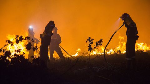 Imagen de archivo de un incendio en la Costa da Morte en el 2020