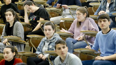 Alumnos en la segunda jornada de selectividad en la facultad de Econmicas de Santiago
