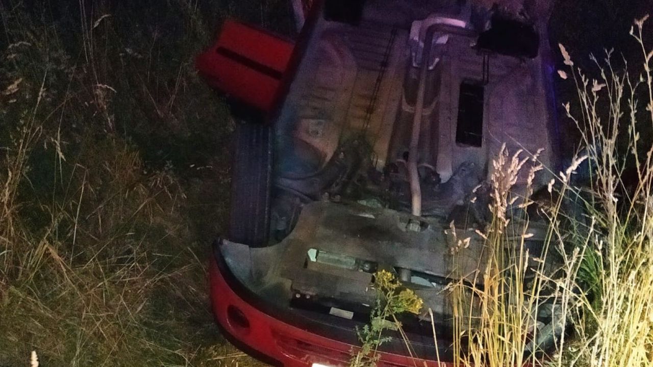 El coche cruz toda la carretera hasta acabar volcando