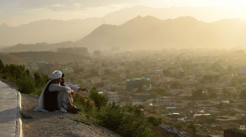 Residentes afganos observan el horizonte con Kabul al fondo