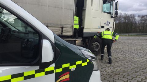 Dos agentes de la Guardia Civil de Tráfico de Galicia inspeccionando un camión este miércoles