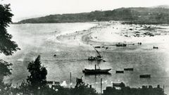 Imagen fechada en 1908 en la que puede verse cómo las embarcaciones cruzaban desde As Xubias a la playa de Santa Cristina