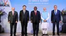 Lula da Silva, Xi Jinping, Cyril Ramaphosa, Narendra Modi y el ministro ruso de Exteriores, Serguéi Lavrov, en la foto de familia de la cumbre de los BRICS.