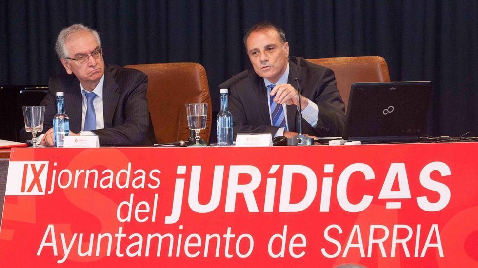 Jarju, a la izquierda, controla el bal�n en el partido del pasado domingo ante el Laracha. 