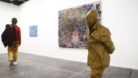 Escultura de Juan Muoz, en primer trmino, en la galera David Zwirner.