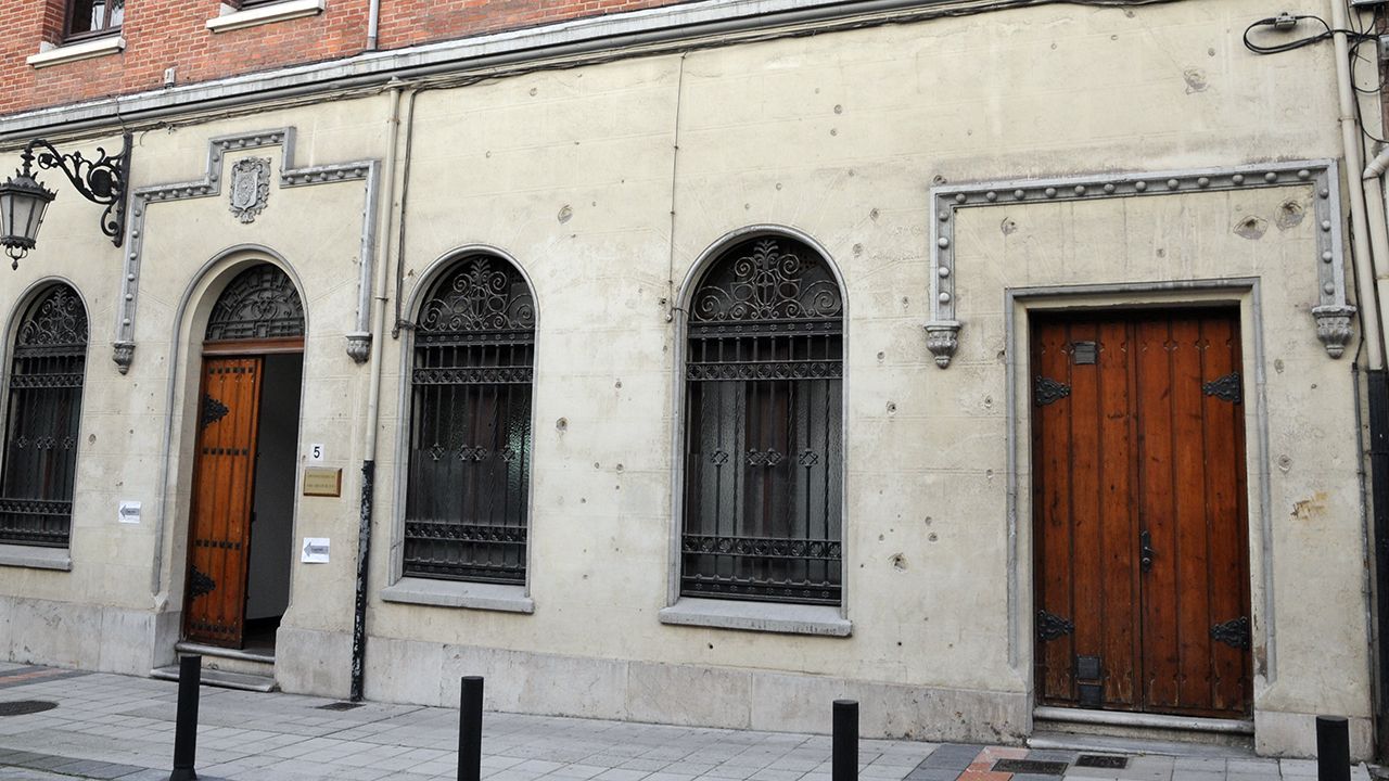 Antiguo convento y ahora sede de Cáritas en la calle González del Valle de Oviedo. Tiene numerosos impactos de bala o metralla