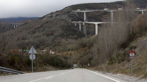 En primer trmino la vieja N-VI en Vega de Valcarce y al fondo los viaductos de la A-6